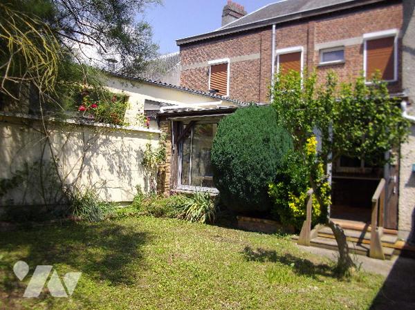 Ensemble immobilier à usage d'habitation et de commerce situé à MOREUIL (80110), avec jardin clos.