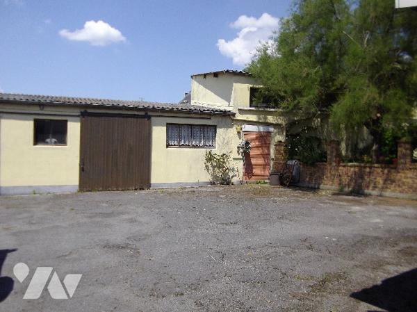 Ensemble immobilier à usage d'habitation et de commerce situé à MOREUIL (80110), avec jardin clos.