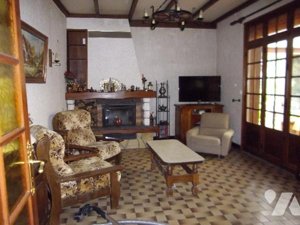 Ensemble immobilier à usage d'habitation et de commerce situé à MOREUIL (80110), avec jardin clos.