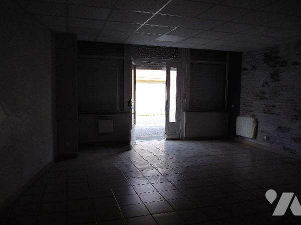 Ensemble immobilier à usage d'habitation et de commerce situé à MOREUIL (80110), avec jardin clos.