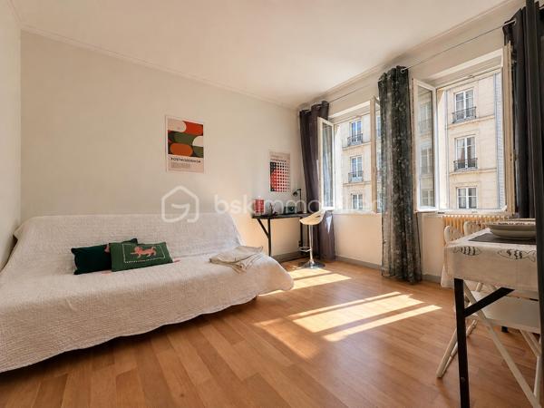 Appartement 1 pièce de 17 m² à vendre, situé au 3ᵉ étage d’un immeuble en copropriété, en plein cœur de Limoges, au 14 Place de la République.

Ce bien se compose d’une pièce de vie, d’un espace cuisine de 2,18 m² et d’une salle d’eau avec WC de 3,54 m². Il bénéficie d’un emplacement central, idéal pour un investissement locatif ou un premier achat. Le loyer potentiel est estimé à environ 380 € par mois.