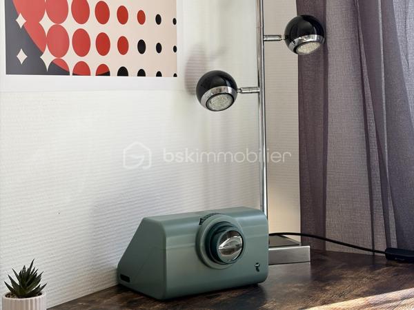 Appartement 1 pièce de 17 m² à vendre, situé au 3ᵉ étage d’un immeuble en copropriété, en plein cœur de Limoges, au 14 Place de la République.

Ce bien se compose d’une pièce de vie, d’un espace cuisine de 2,18 m² et d’une salle d’eau avec WC de 3,54 m². Il bénéficie d’un emplacement central, idéal pour un investissement locatif ou un premier achat. Le loyer potentiel est estimé à environ 380 € par mois.
