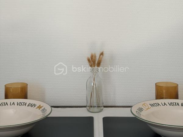 Appartement 1 pièce de 17 m² à vendre, situé au 3ᵉ étage d’un immeuble en copropriété, en plein cœur de Limoges, au 14 Place de la République.

Ce bien se compose d’une pièce de vie, d’un espace cuisine de 2,18 m² et d’une salle d’eau avec WC de 3,54 m². Il bénéficie d’un emplacement central, idéal pour un investissement locatif ou un premier achat. Le loyer potentiel est estimé à environ 380 € par mois.