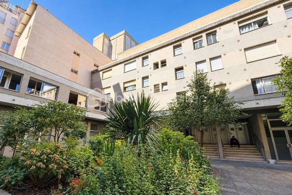 Appartement 1 pièce de 17 m² à vendre, situé au 3ᵉ étage d’un immeuble en copropriété, en plein cœur de Limoges, au 14 Place de la République.

Ce bien se compose d’une pièce de vie, d’un espace cuisine de 2,18 m² et d’une salle d’eau avec WC de 3,54 m². Il bénéficie d’un emplacement central, idéal pour un investissement locatif ou un premier achat. Le loyer potentiel est estimé à environ 380 € par mois.