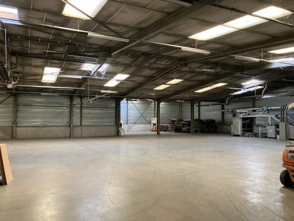 Local/bureau à vendre Péage à 5 minutes - Lyon à 15 mn (69) Bâtiment avec quai de déchargement - Accès autoroute proche