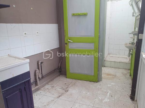 Maison à rénover  de 80 M²  se composant d'une entrée, séjour, salon,  cuisine, salle de douches. 1er étage palier desservant 2 chambres( 12 m² chacune) et bureau. 2 ième étage : 2 chambres mansardées. Cc gaz, Menuiserie PVC. Cave et cour. Fonciers 775 €