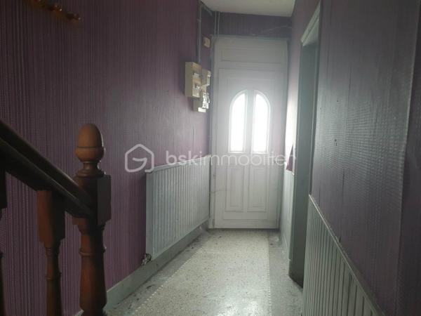 Maison à rénover  de 80 M²  se composant d'une entrée, séjour, salon,  cuisine, salle de douches. 1er étage palier desservant 2 chambres( 12 m² chacune) et bureau. 2 ième étage : 2 chambres mansardées. Cc gaz, Menuiserie PVC. Cave et cour. Fonciers 775 €