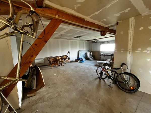 Atelier sur terrain constructible en zone urbaine, avec creation d'appartements.