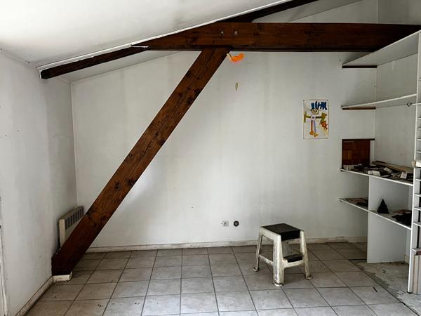 Atelier sur terrain constructible en zone urbaine, avec creation d'appartements.