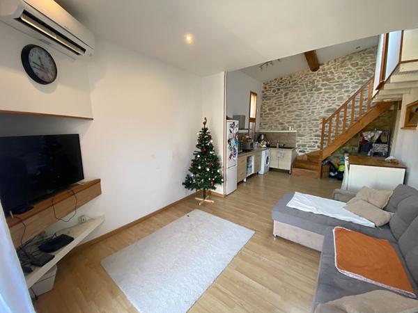 Pennautier maison de village 55 m² circulade garage terrasse climatisation double vitrage velux travaux à prévoir