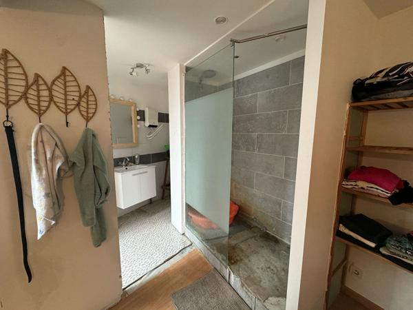 Pennautier maison de village 55 m² circulade garage terrasse climatisation double vitrage velux travaux à prévoir