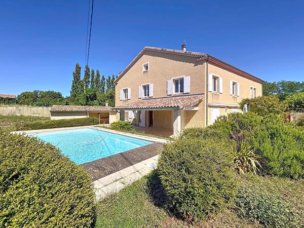 BEAUMONT Bâtisse lumineuse 7 chambres 295 m² jardin et piscine