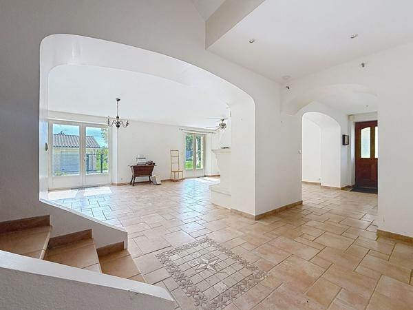 BEAUMONT Bâtisse lumineuse 7 chambres 295 m² jardin et piscine