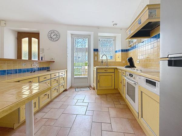 BEAUMONT Bâtisse lumineuse 7 chambres 295 m² jardin et piscine