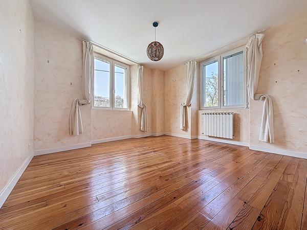 BEAUMONT Bâtisse lumineuse 7 chambres 295 m² jardin et piscine