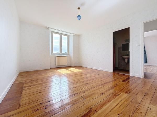 BEAUMONT Bâtisse lumineuse 7 chambres 295 m² jardin et piscine