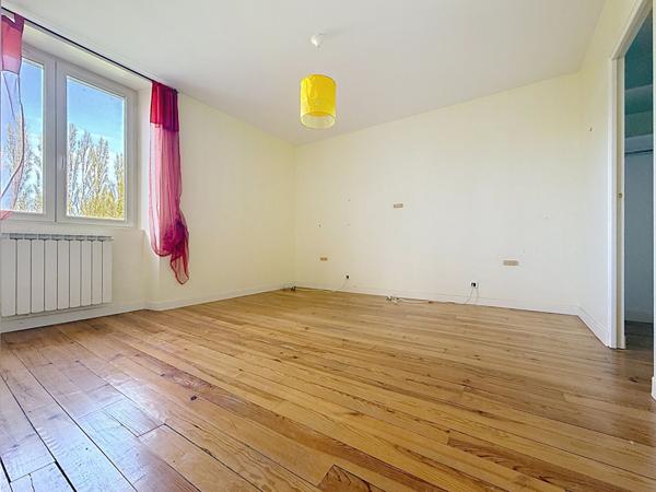 BEAUMONT Bâtisse lumineuse 7 chambres 295 m² jardin et piscine