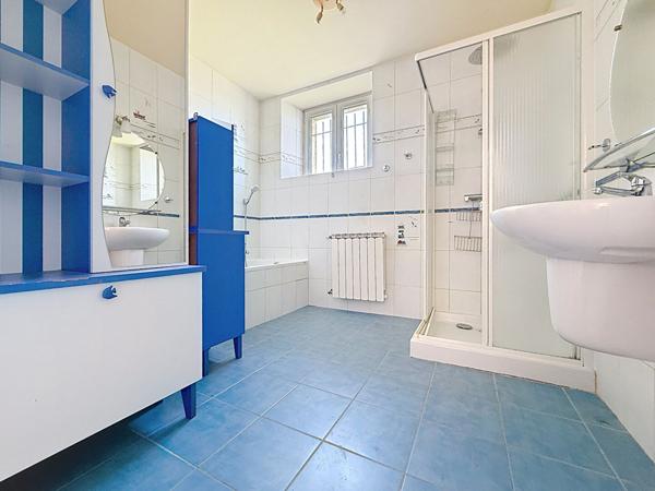 BEAUMONT Bâtisse lumineuse 7 chambres 295 m² jardin et piscine