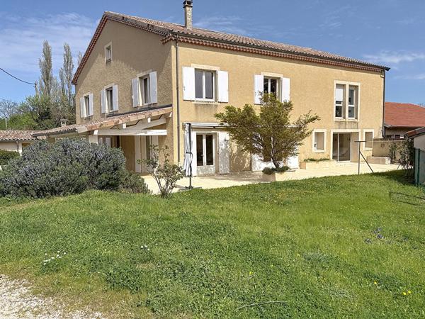 BEAUMONT Bâtisse lumineuse 7 chambres 295 m² jardin et piscine