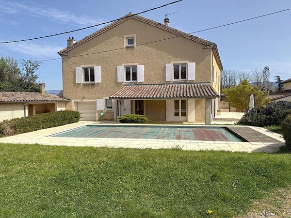 BEAUMONT Bâtisse lumineuse 7 chambres 295 m² jardin et piscine