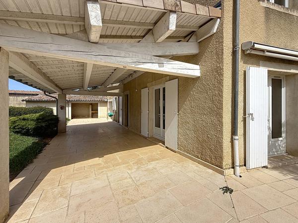 BEAUMONT Bâtisse lumineuse 7 chambres 295 m² jardin et piscine