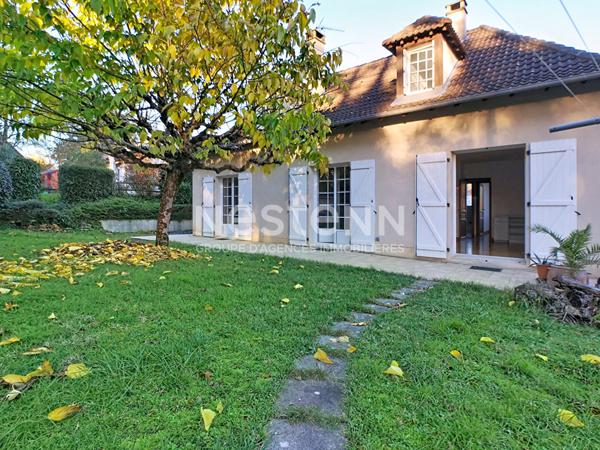 Maison avec vie de plain pied à vendre à Cublac côté la Rivière de Mansac - 5 chambres - Grand sous sol - Jardin arboré