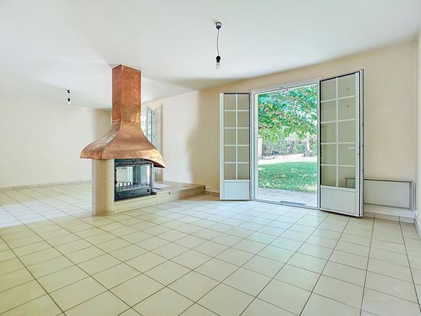 Maison avec vie de plain pied à vendre à Cublac côté la Rivière de Mansac - 5 chambres - Grand sous sol - Jardin arboré