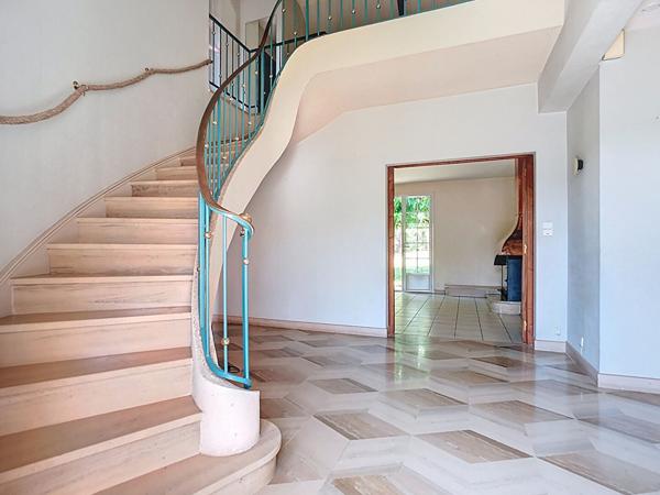 Maison avec vie de plain pied à vendre à Cublac côté la Rivière de Mansac - 5 chambres - Grand sous sol - Jardin arboré