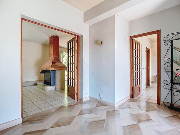 Maison avec vie de plain pied à vendre à Cublac côté la Rivière de Mansac - 5 chambres - Grand sous sol - Jardin arboré