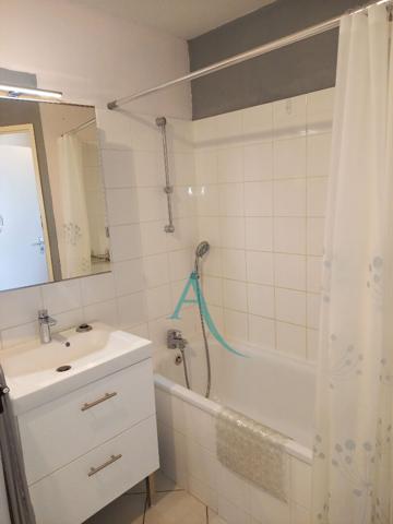 L'ADRESSE VOUS PROPOSE UN CHALEUREUX STUDIO MEUBLE AVEC PARKING PRIVATIF AU PIED DE L'UNIVERSITE