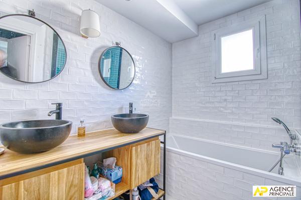 Versailles Rive-Droite Appartement 4 pièces de 98 m² Carrez situé au 3ème étage avec ascenseur €795 000 ** - Référence 25541