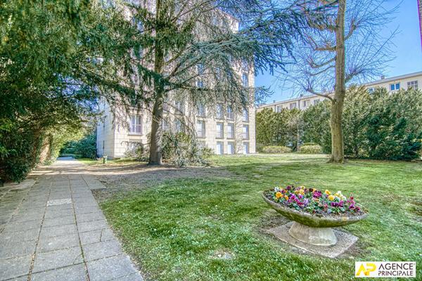 Versailles Rive-Droite Appartement 4 pièces de 98 m² Carrez situé au 3ème étage avec ascenseur €795 000 ** - Référence 25541