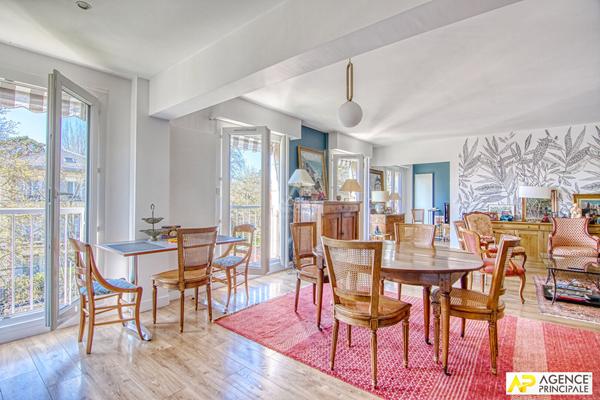 Versailles Rive-Droite Appartement 4 pièces de 98 m² Carrez situé au 3ème étage avec ascenseur €795 000 ** - Référence 25541