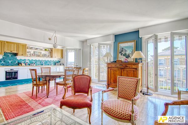 Versailles Rive-Droite Appartement 4 pièces de 98 m² Carrez situé au 3ème étage avec ascenseur €795 000 ** - Référence 25541