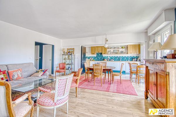 Versailles Rive-Droite Appartement 4 pièces de 98 m² Carrez situé au 3ème étage avec ascenseur €795 000 ** - Référence 25541