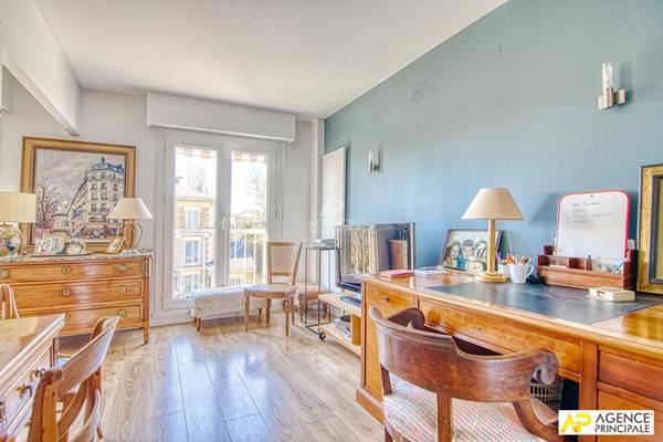 Versailles Rive-Droite Appartement 4 pièces de 98 m² Carrez situé au 3ème étage avec ascenseur €795 000 ** - Référence 25541
