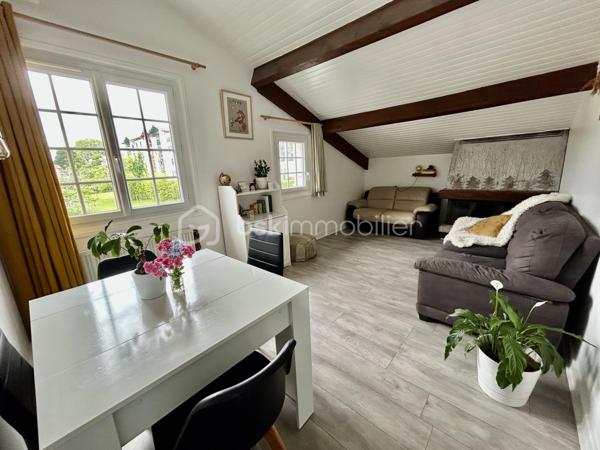 Urrugne, à proximité immédiate du bourg, découvrez ce lumineux T3 de 60 m2.
Au sein d’une petite copropriété, cet appartement d’une surface habitable de 72 m2 dispose d’une agréable pièce de vie avec vue sur le village, deux chambres, une cuisine séparée, un wc séparé, une spacieuse salle d’eau et un cellier. 
Stationnement aisé au pied de la résidence. 
Un local à vélo et une cave commune complètent ce bien.