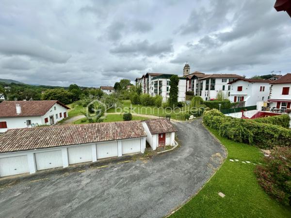 Urrugne, à proximité immédiate du bourg, découvrez ce lumineux T3 de 60 m2.
Au sein d’une petite copropriété, cet appartement d’une surface habitable de 72 m2 dispose d’une agréable pièce de vie avec vue sur le village, deux chambres, une cuisine séparée, un wc séparé, une spacieuse salle d’eau et un cellier. 
Stationnement aisé au pied de la résidence. 
Un local à vélo et une cave commune complètent ce bien.