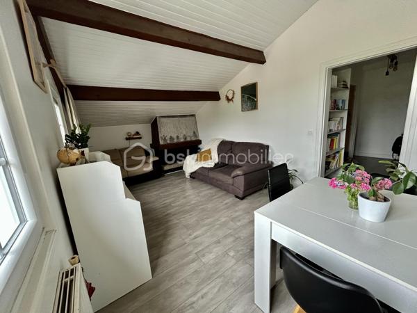 Urrugne, à proximité immédiate du bourg, découvrez ce lumineux T3 de 60 m2.
Au sein d’une petite copropriété, cet appartement d’une surface habitable de 72 m2 dispose d’une agréable pièce de vie avec vue sur le village, deux chambres, une cuisine séparée, un wc séparé, une spacieuse salle d’eau et un cellier. 
Stationnement aisé au pied de la résidence. 
Un local à vélo et une cave commune complètent ce bien.
