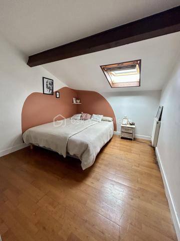 Urrugne, à proximité immédiate du bourg, découvrez ce lumineux T3 de 60 m2.
Au sein d’une petite copropriété, cet appartement d’une surface habitable de 72 m2 dispose d’une agréable pièce de vie avec vue sur le village, deux chambres, une cuisine séparée, un wc séparé, une spacieuse salle d’eau et un cellier. 
Stationnement aisé au pied de la résidence. 
Un local à vélo et une cave commune complètent ce bien.