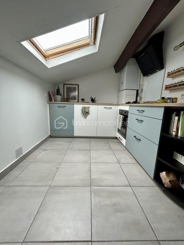 Urrugne, à proximité immédiate du bourg, découvrez ce lumineux T3 de 60 m2.
Au sein d’une petite copropriété, cet appartement d’une surface habitable de 72 m2 dispose d’une agréable pièce de vie avec vue sur le village, deux chambres, une cuisine séparée, un wc séparé, une spacieuse salle d’eau et un cellier. 
Stationnement aisé au pied de la résidence. 
Un local à vélo et une cave commune complètent ce bien.