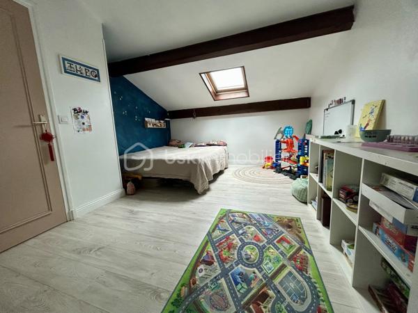 Urrugne, à proximité immédiate du bourg, découvrez ce lumineux T3 de 60 m2.
Au sein d’une petite copropriété, cet appartement d’une surface habitable de 72 m2 dispose d’une agréable pièce de vie avec vue sur le village, deux chambres, une cuisine séparée, un wc séparé, une spacieuse salle d’eau et un cellier. 
Stationnement aisé au pied de la résidence. 
Un local à vélo et une cave commune complètent ce bien.