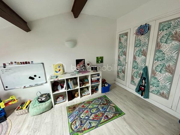 Urrugne, à proximité immédiate du bourg, découvrez ce lumineux T3 de 60 m2.
Au sein d’une petite copropriété, cet appartement d’une surface habitable de 72 m2 dispose d’une agréable pièce de vie avec vue sur le village, deux chambres, une cuisine séparée, un wc séparé, une spacieuse salle d’eau et un cellier. 
Stationnement aisé au pied de la résidence. 
Un local à vélo et une cave commune complètent ce bien.
