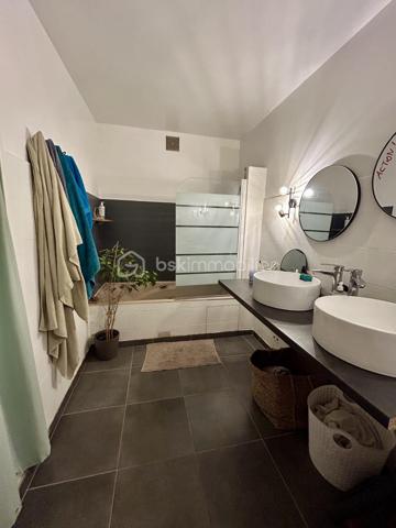Urrugne, à proximité immédiate du bourg, découvrez ce lumineux T3 de 60 m2.
Au sein d’une petite copropriété, cet appartement d’une surface habitable de 72 m2 dispose d’une agréable pièce de vie avec vue sur le village, deux chambres, une cuisine séparée, un wc séparé, une spacieuse salle d’eau et un cellier. 
Stationnement aisé au pied de la résidence. 
Un local à vélo et une cave commune complètent ce bien.