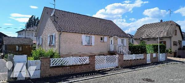 Maison de 103 m2 sur 4,76 ares dans quartier résidentiel.