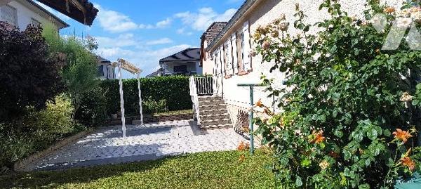 Maison de 103 m2 sur 4,76 ares dans quartier résidentiel.