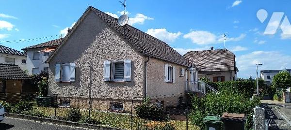Maison de 103 m2 sur 4,76 ares dans quartier résidentiel.
