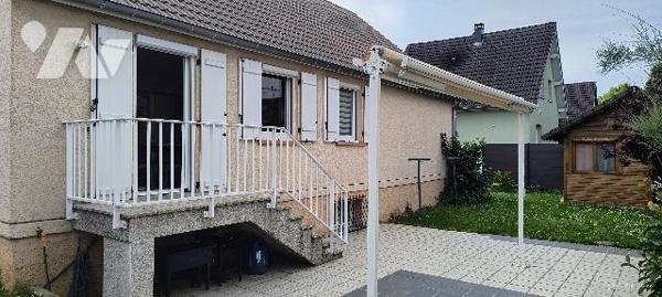 Maison de 103 m2 sur 4,76 ares dans quartier résidentiel.