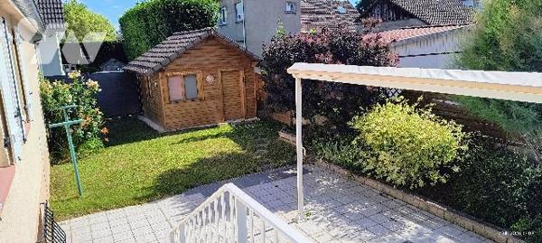 Maison de 103 m2 sur 4,76 ares dans quartier résidentiel.