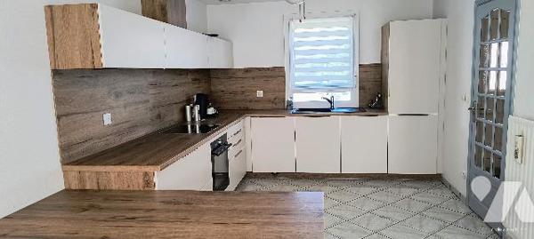 Maison de 103 m2 sur 4,76 ares dans quartier résidentiel.